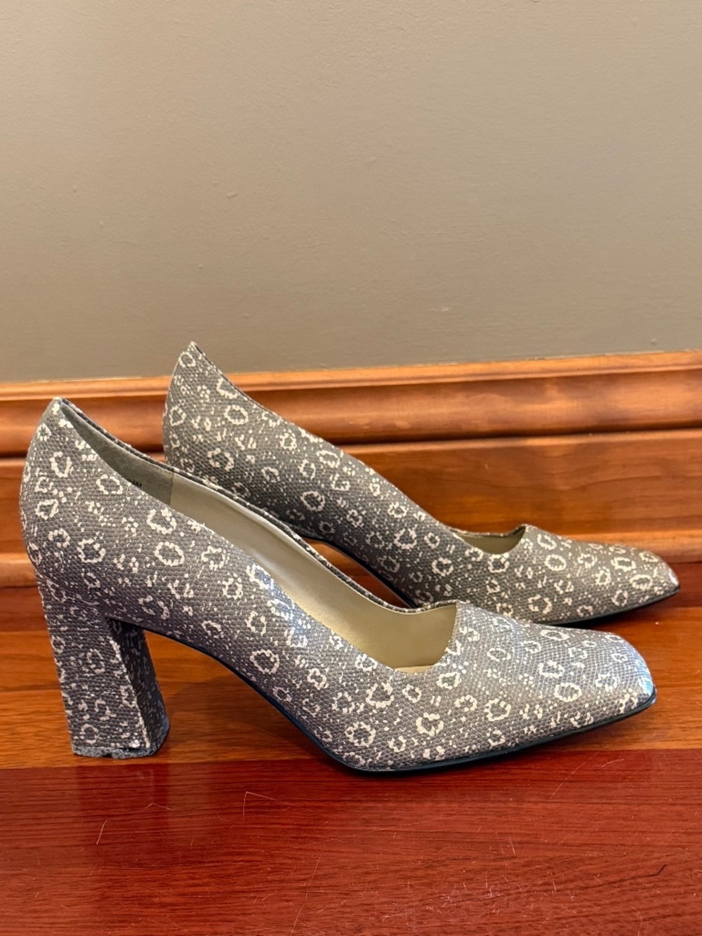 Carriage Court Gray and Tan Block Heel Splash Floral, Animal Print, Size 9 1/2